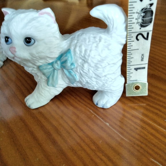 Sweet Porcelain Kitten Figurines -Boy & Girl - Picture 2 of 12
